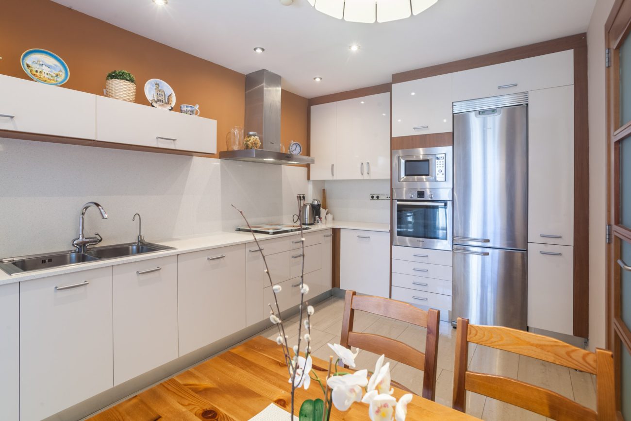 Bright semi-detached house with sea views in Castelldefels