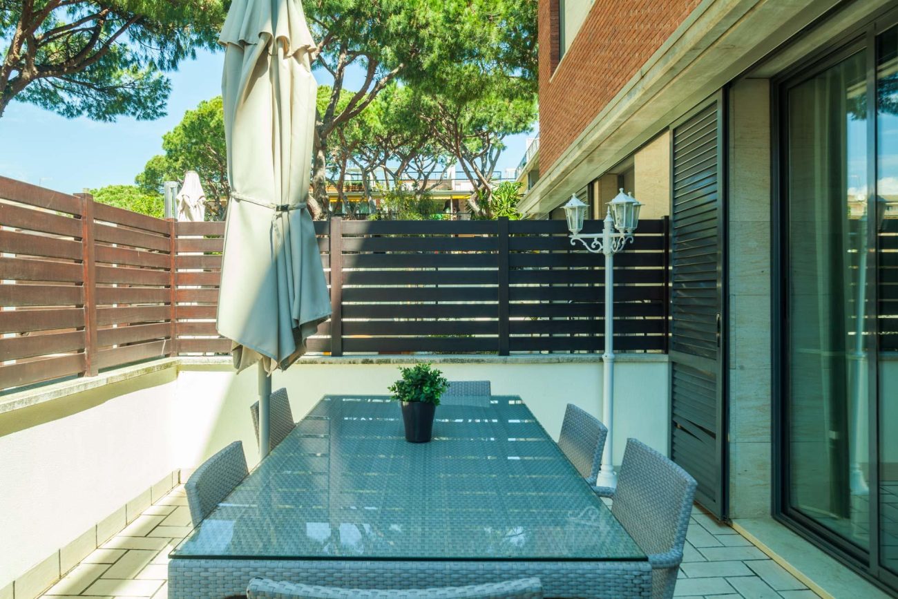 Bright semi-detached house with sea views in Castelldefels
