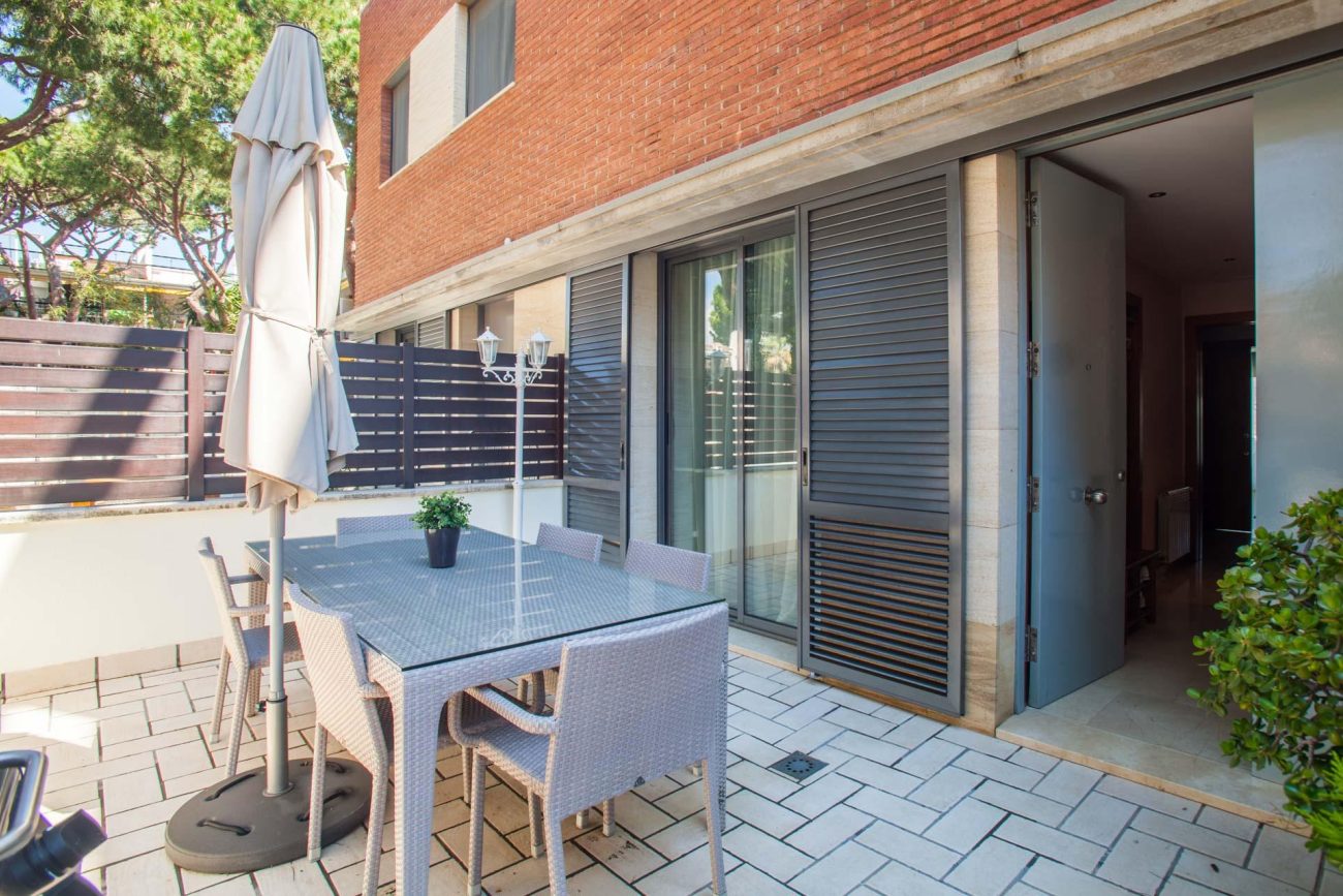 Bright semi-detached house with sea views in Castelldefels