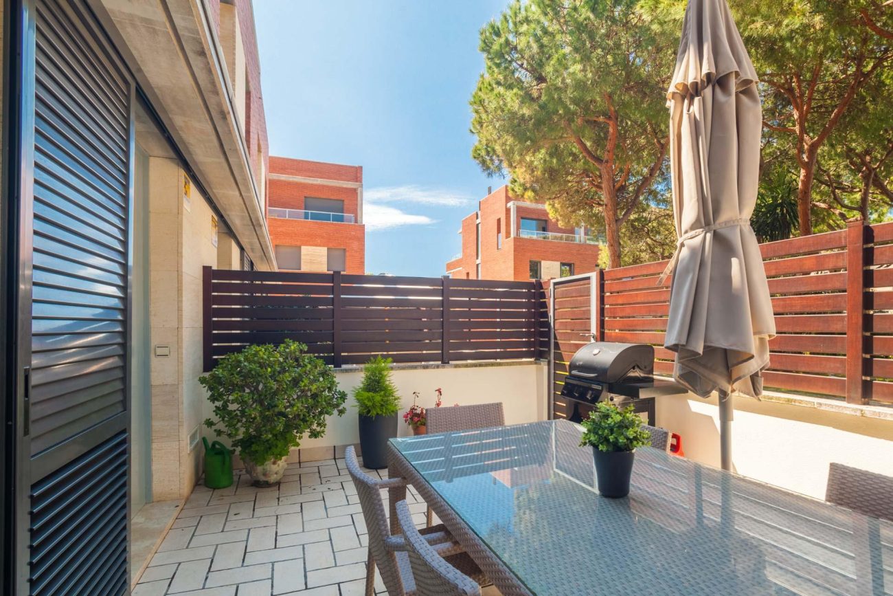 Bright semi-detached house with sea views in Castelldefels