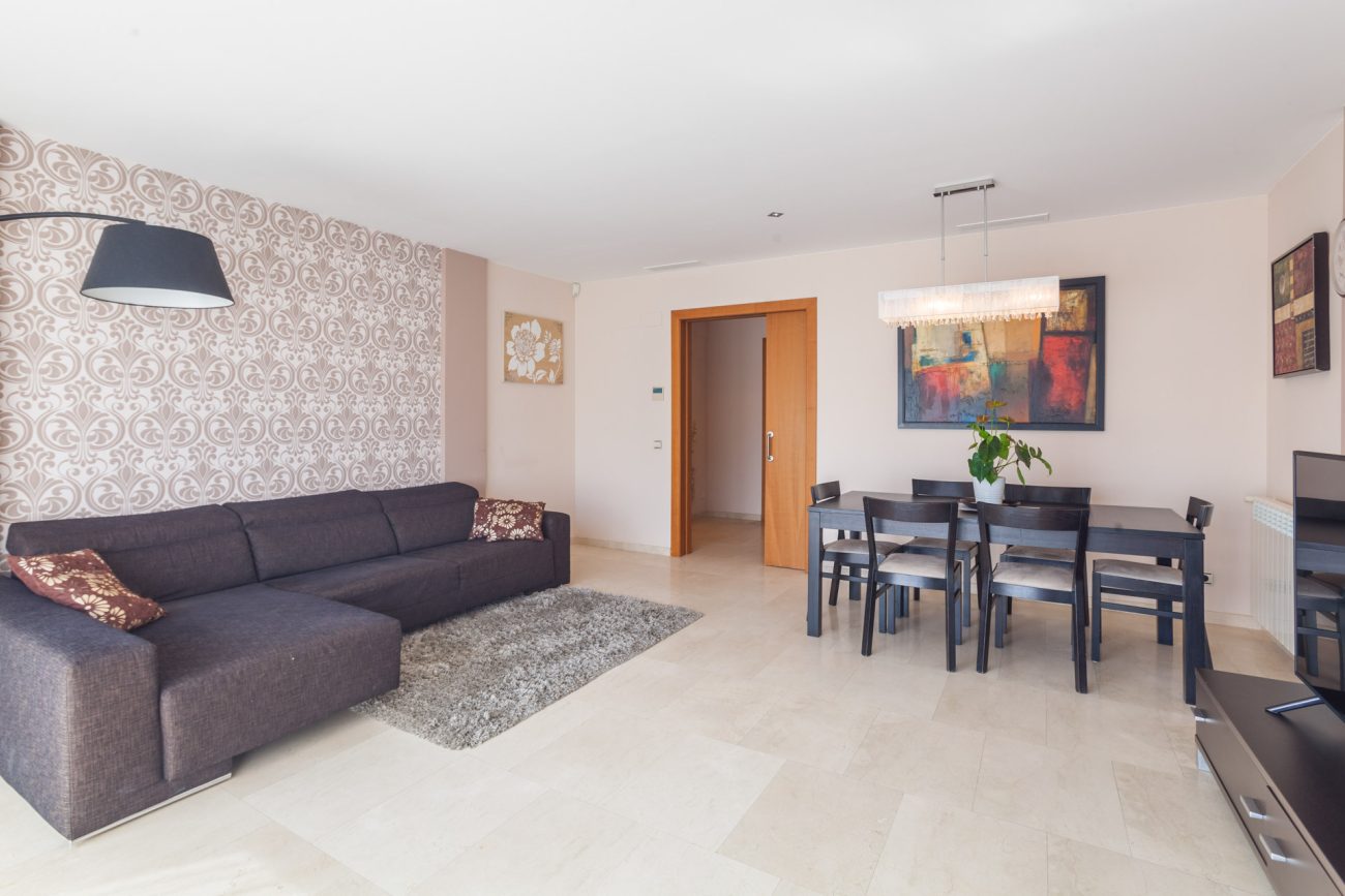 Bright semi-detached house with sea views in Castelldefels