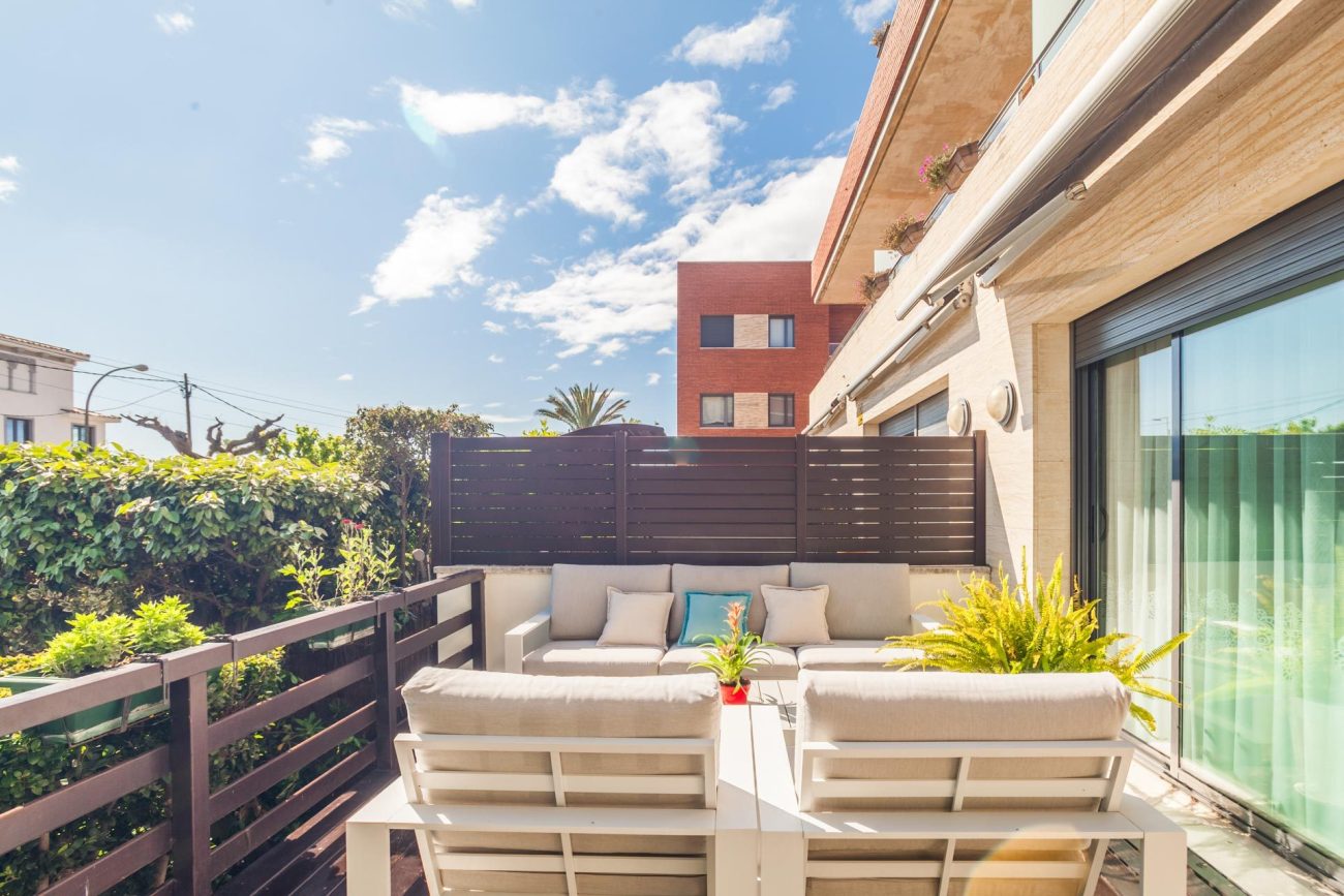 Bright semi-detached house with sea views in Castelldefels