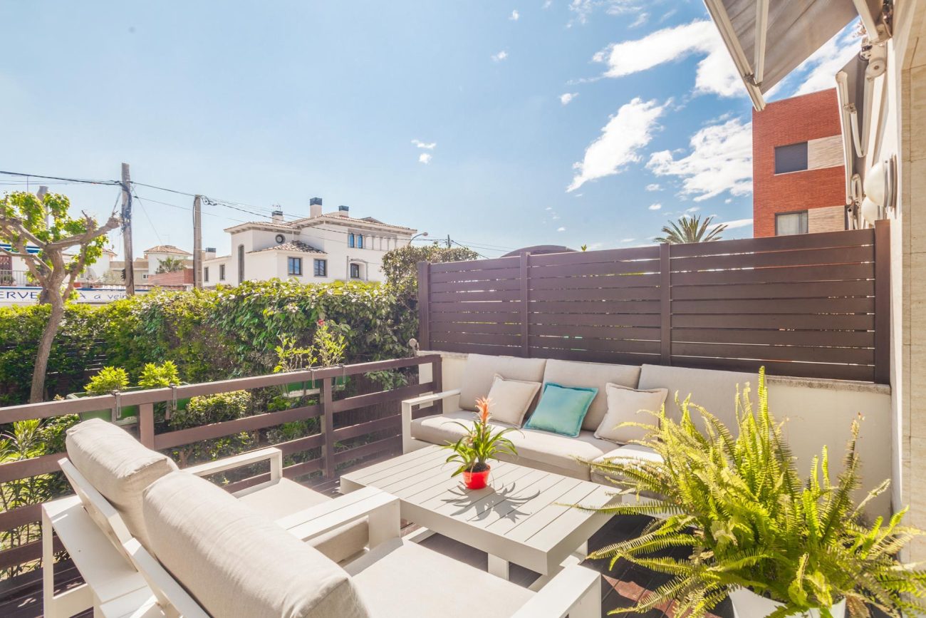Bright semi-detached house with sea views in Castelldefels