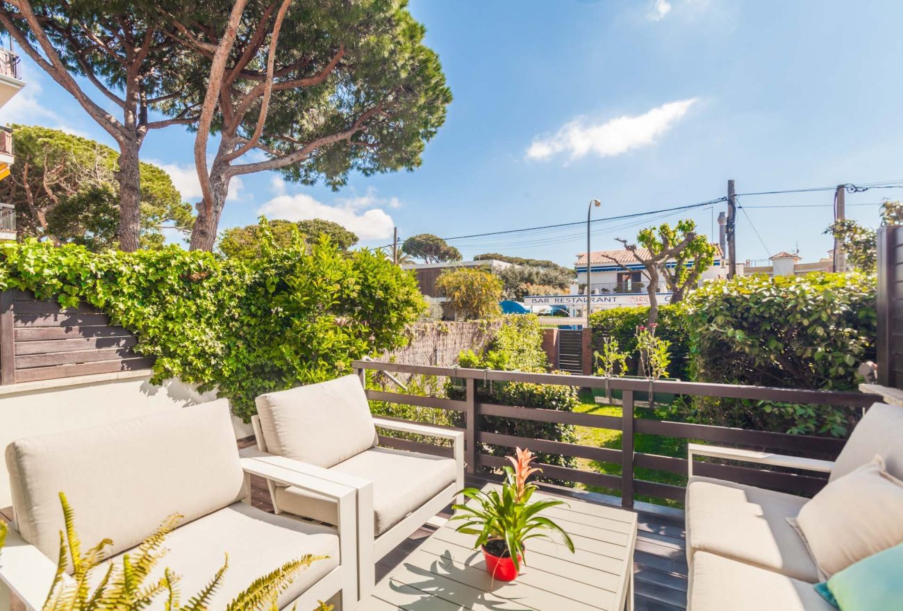 Bright semi-detached house with sea views in Castelldefels