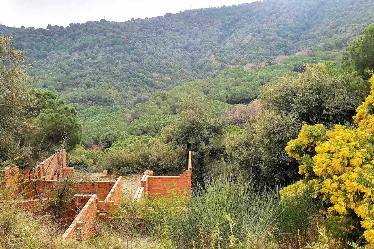 Plot with beautiful mountain views in Alella