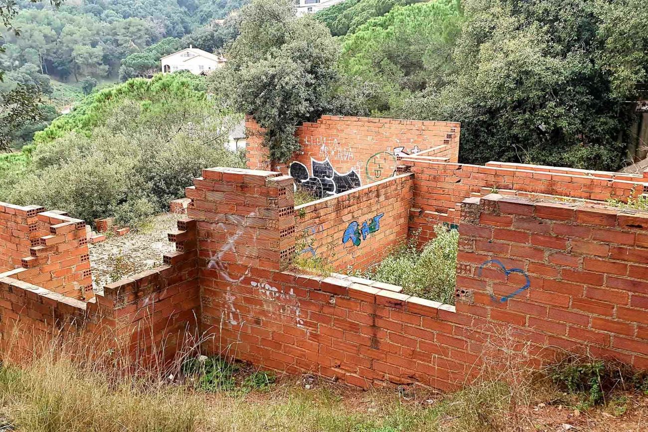Plot with beautiful mountain views in Alella