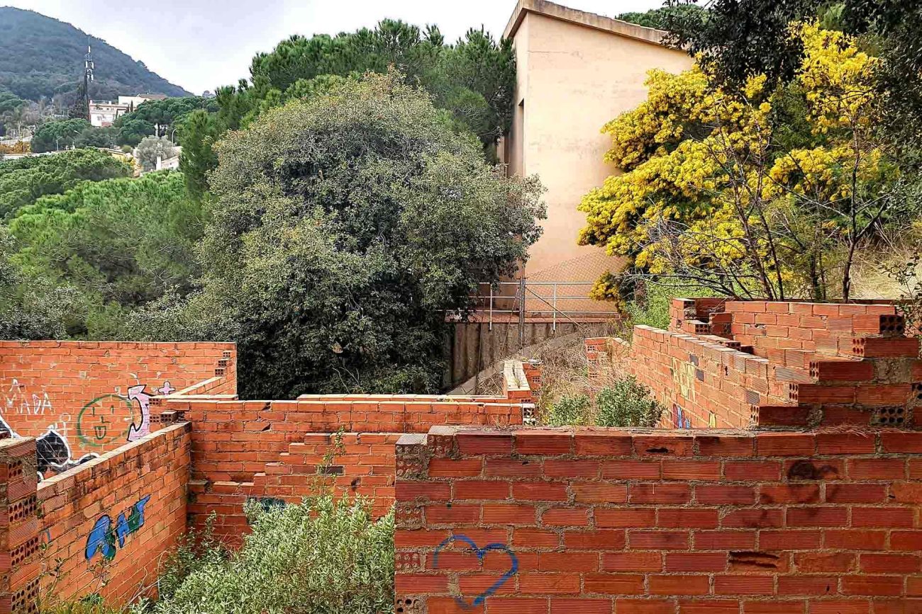 Plot with beautiful mountain views in Alella