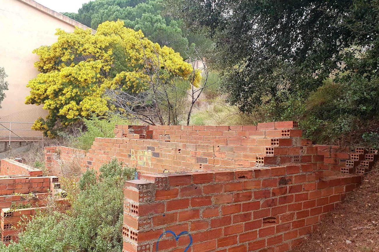 Plot with beautiful mountain views in Alella