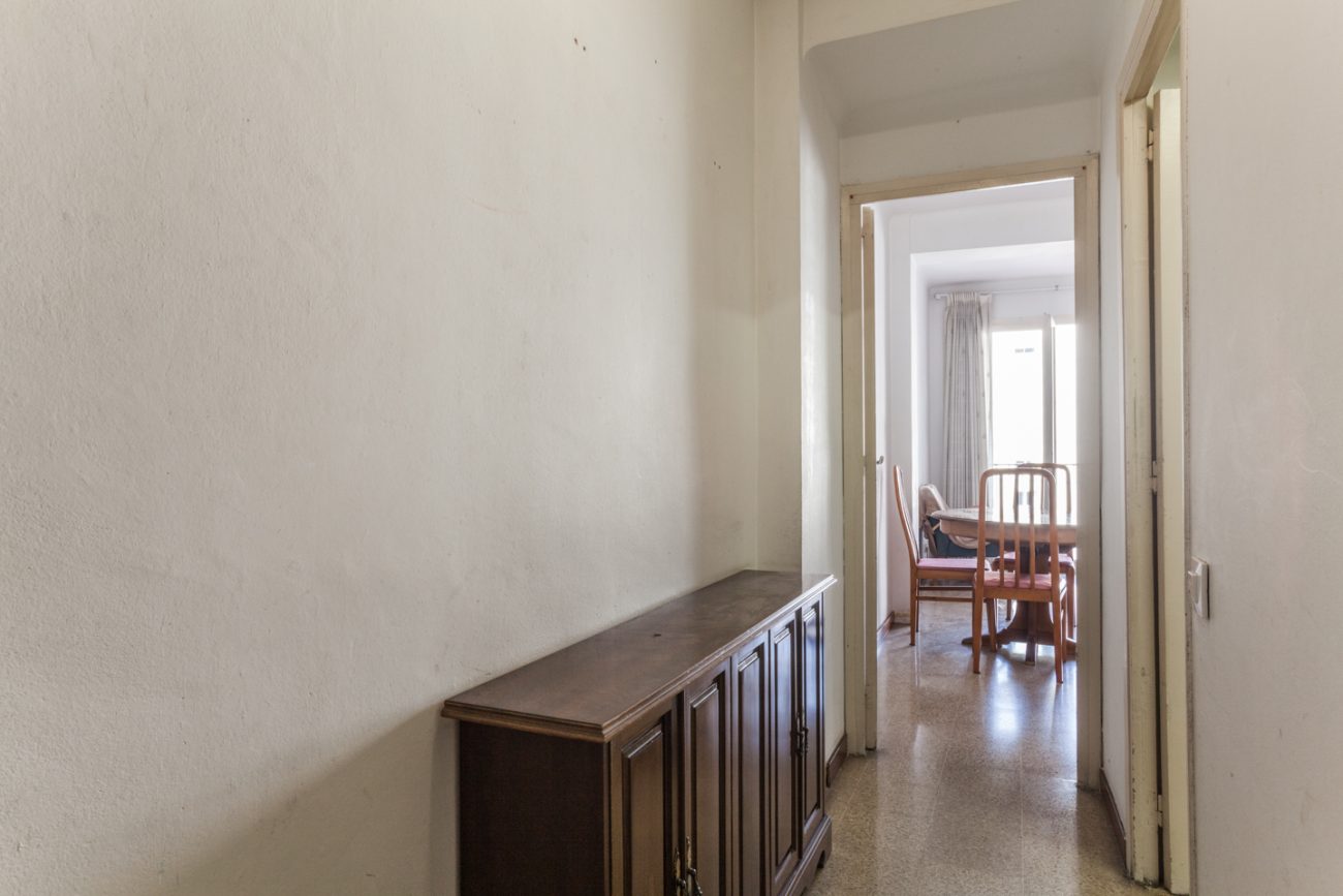 Light flat with terrace in Eixample Dret