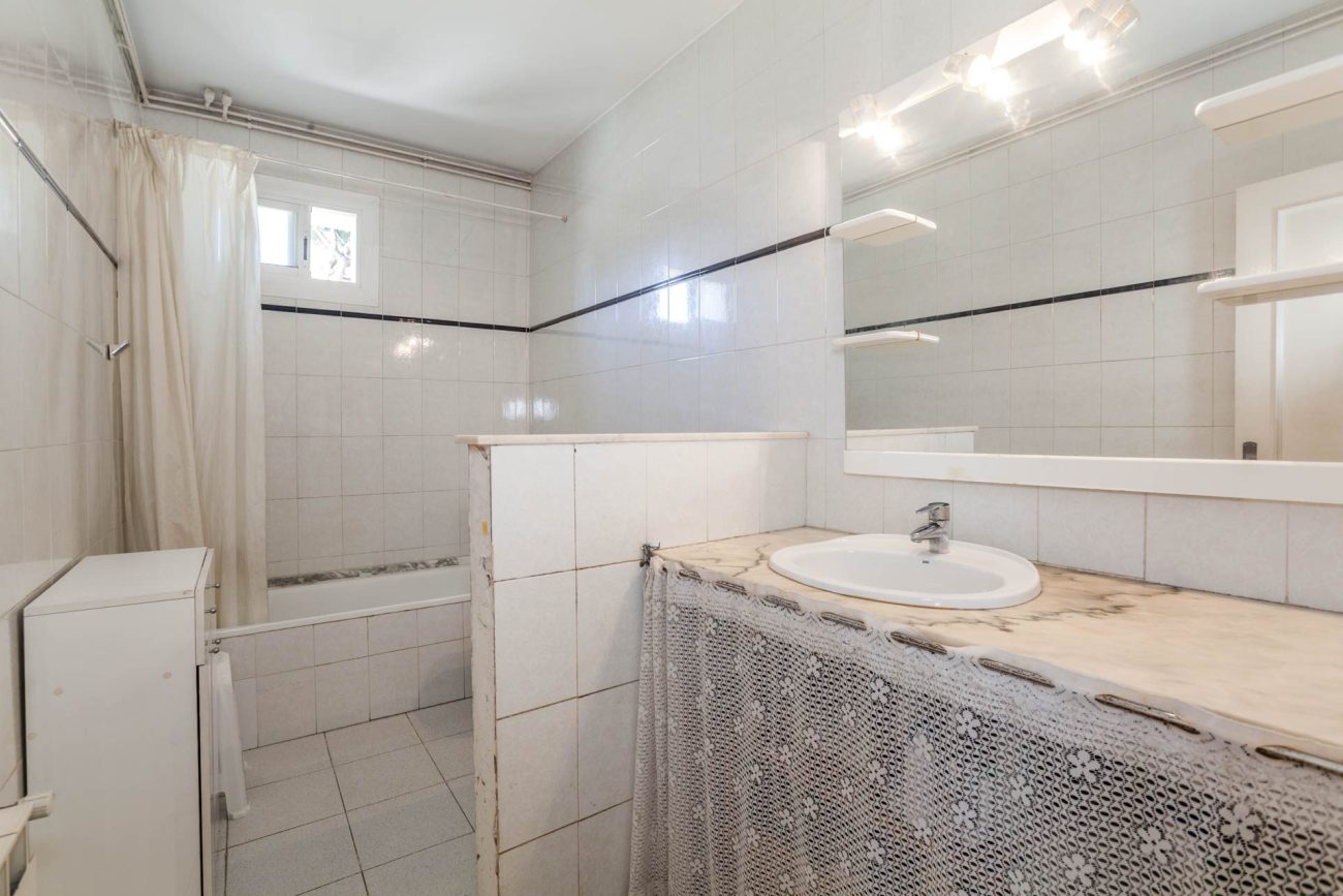 Large flat to reform in Castelldefels Beach