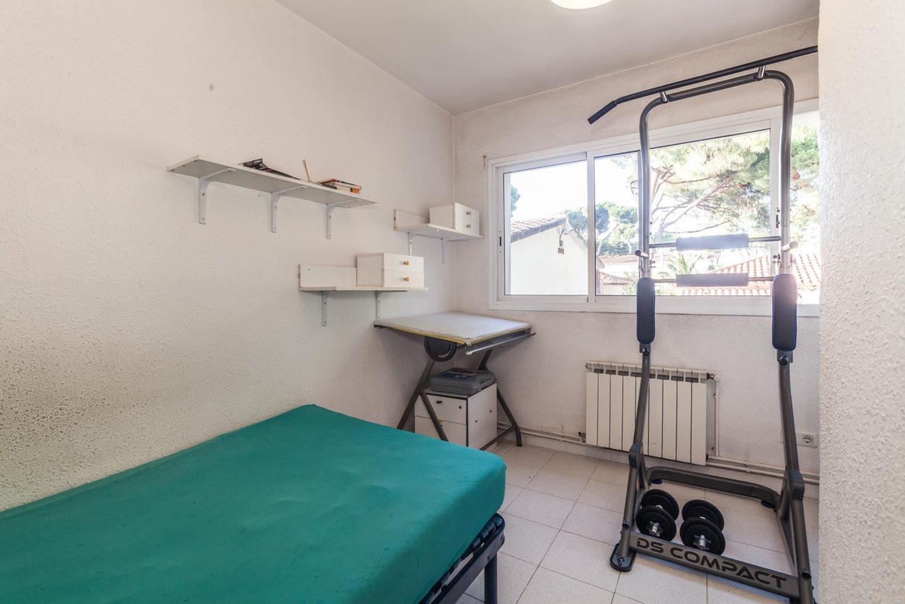 Large flat to reform in Castelldefels Beach