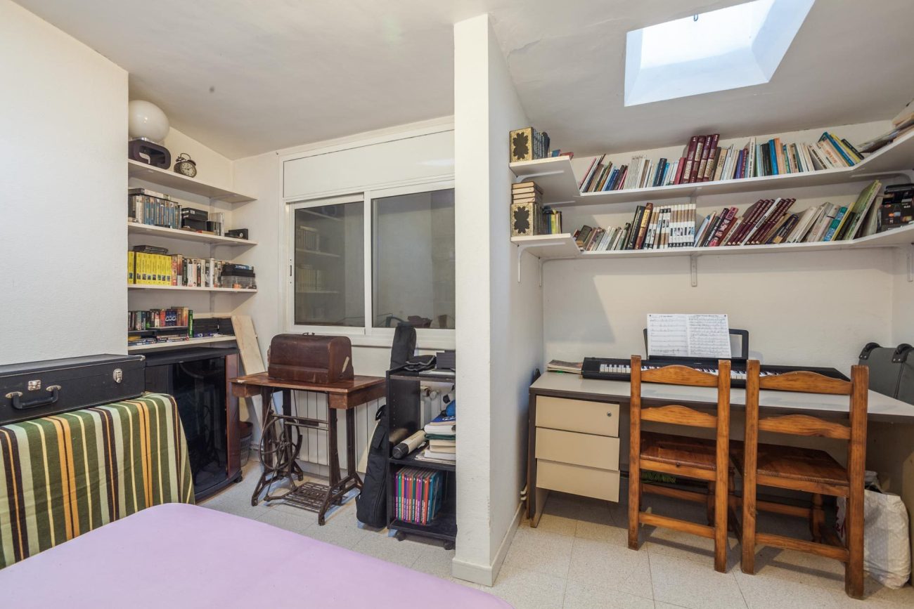 Large flat to reform in Castelldefels Beach