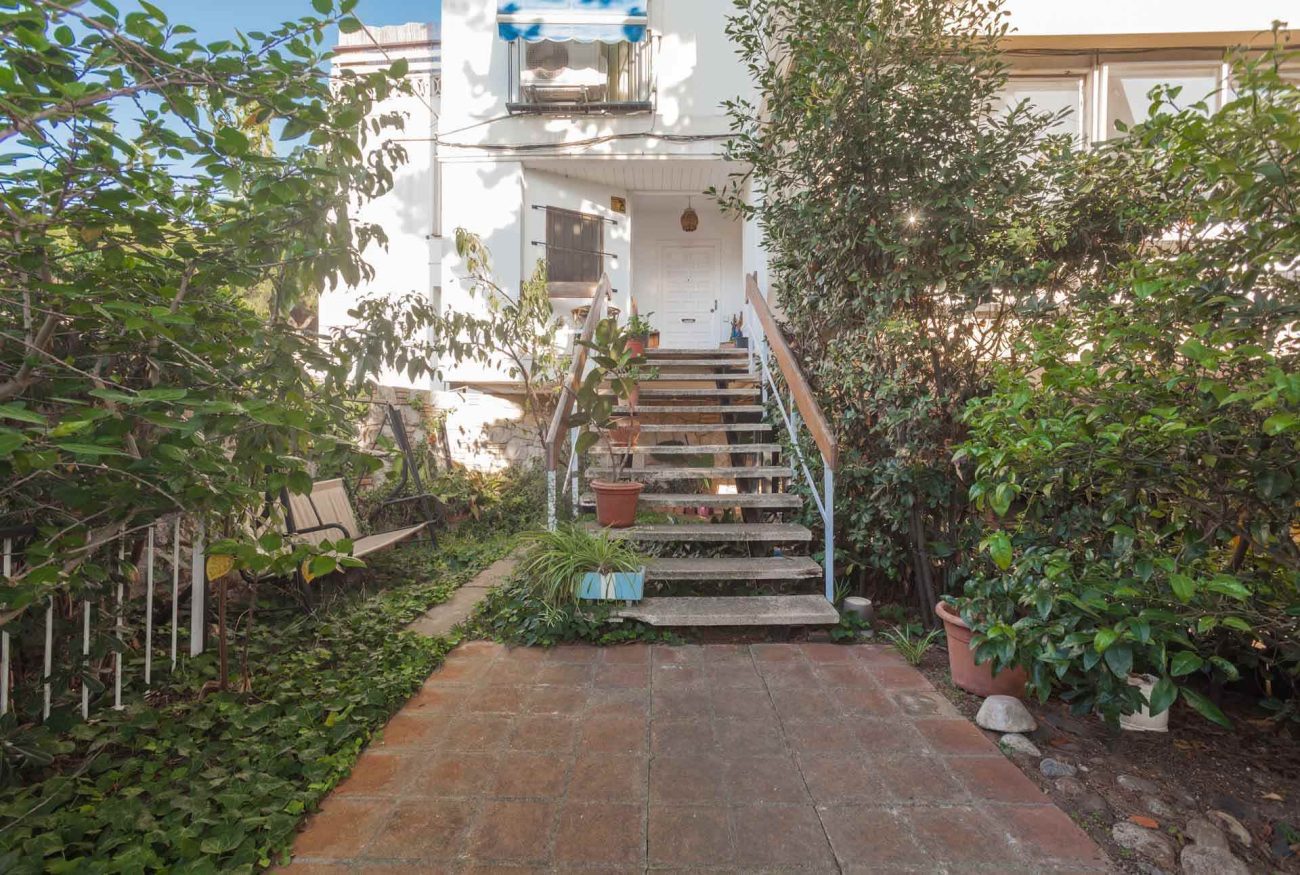 Large flat to reform in Castelldefels Beach