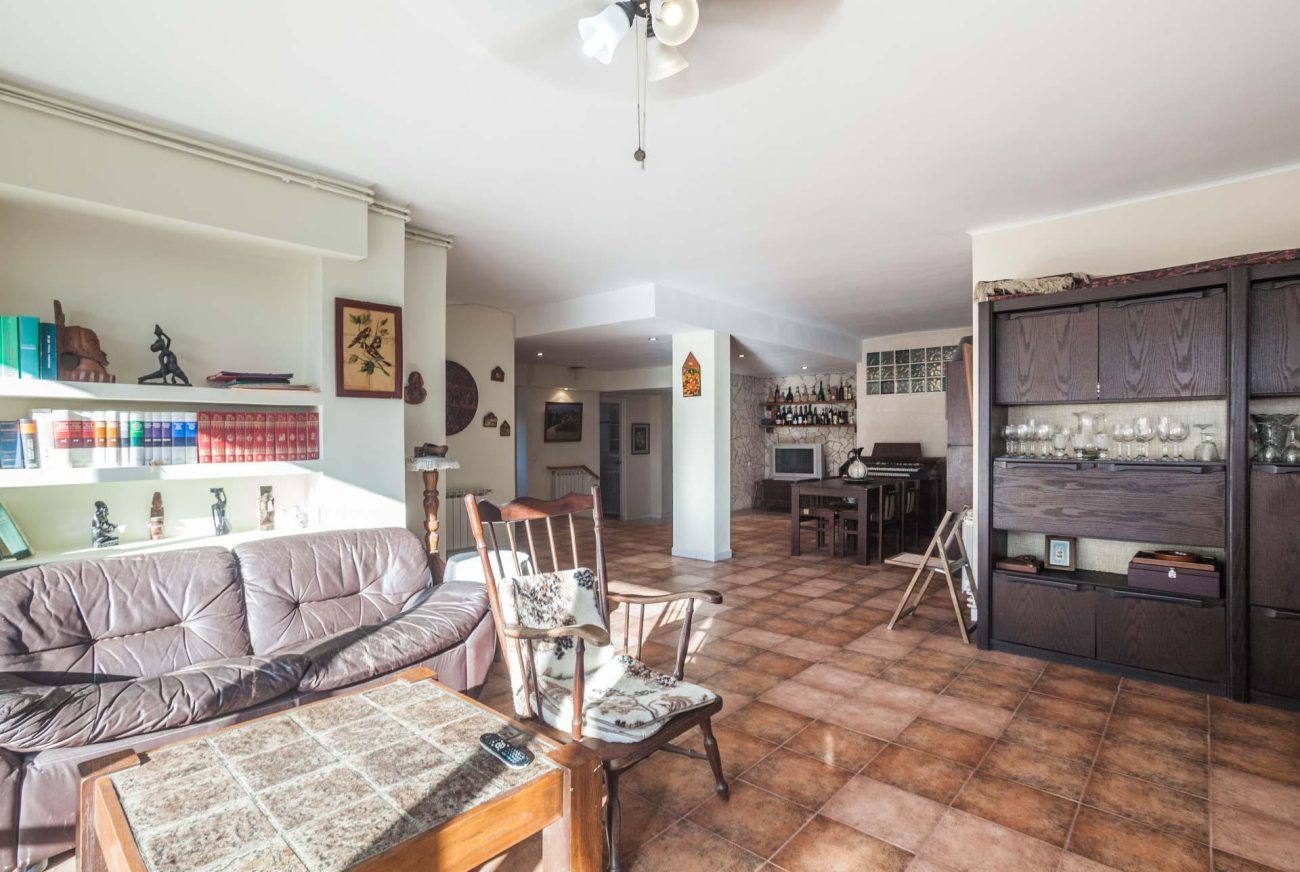 Large flat to reform in Castelldefels Beach