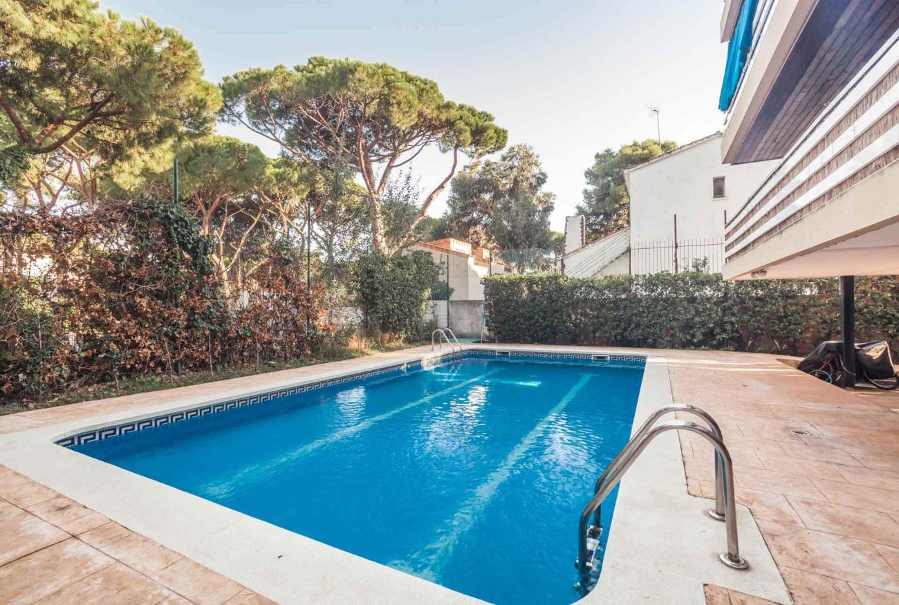 Large flat to reform in Castelldefels Beach