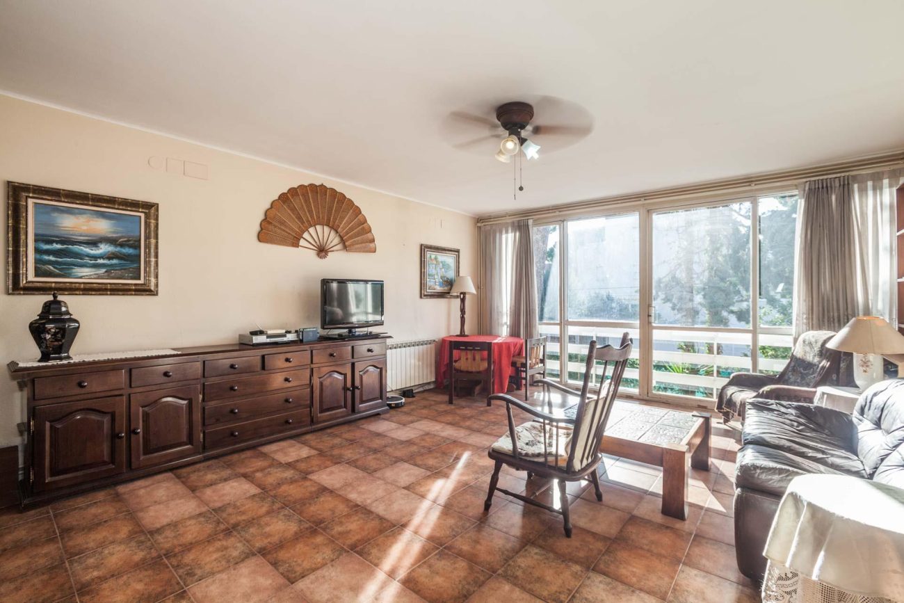 Large flat to reform in Castelldefels Beach