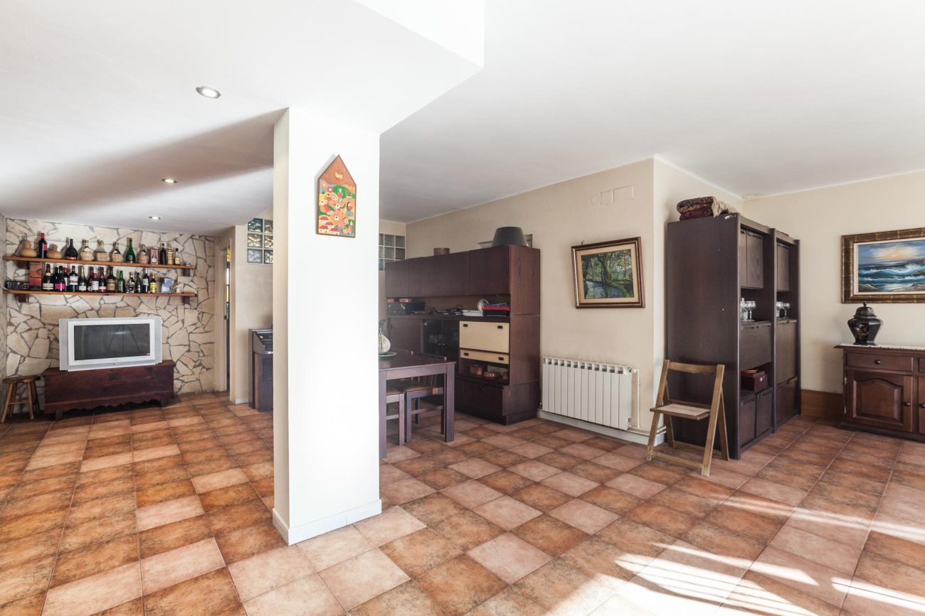 Large flat to reform in Castelldefels Beach