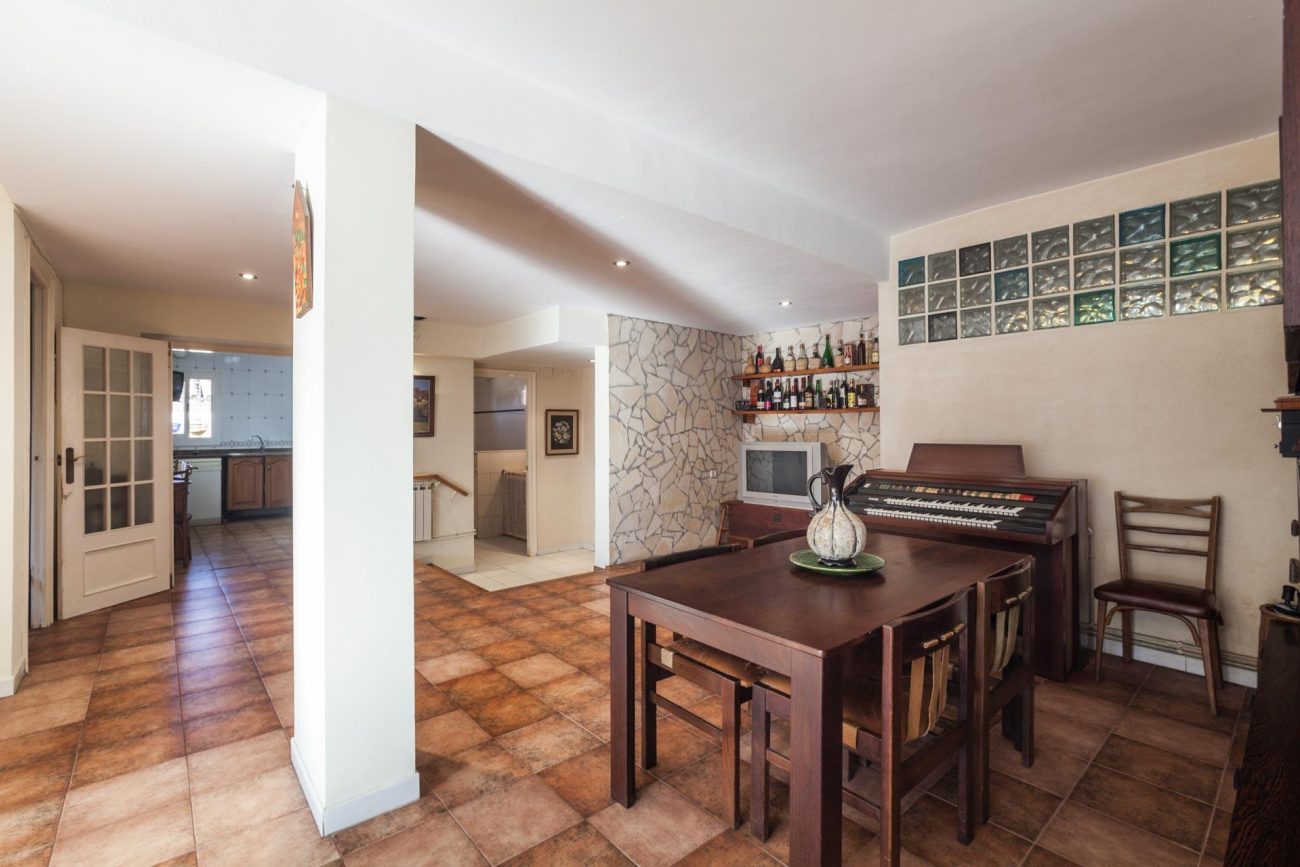 Large flat to reform in Castelldefels Beach
