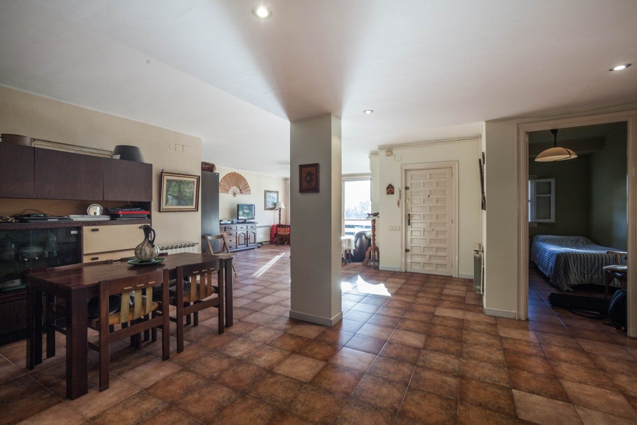 Large flat to reform in Castelldefels Beach