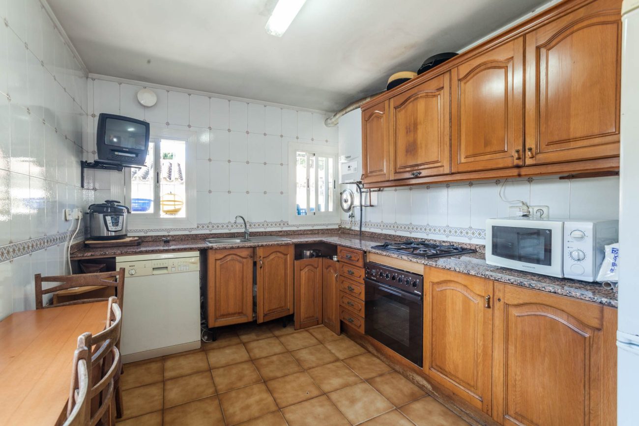 Large flat to reform in Castelldefels Beach