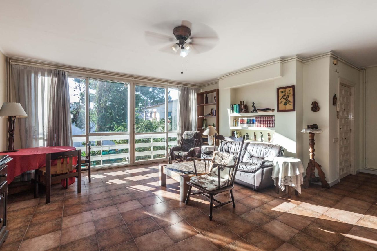 Large flat to reform in Castelldefels Beach