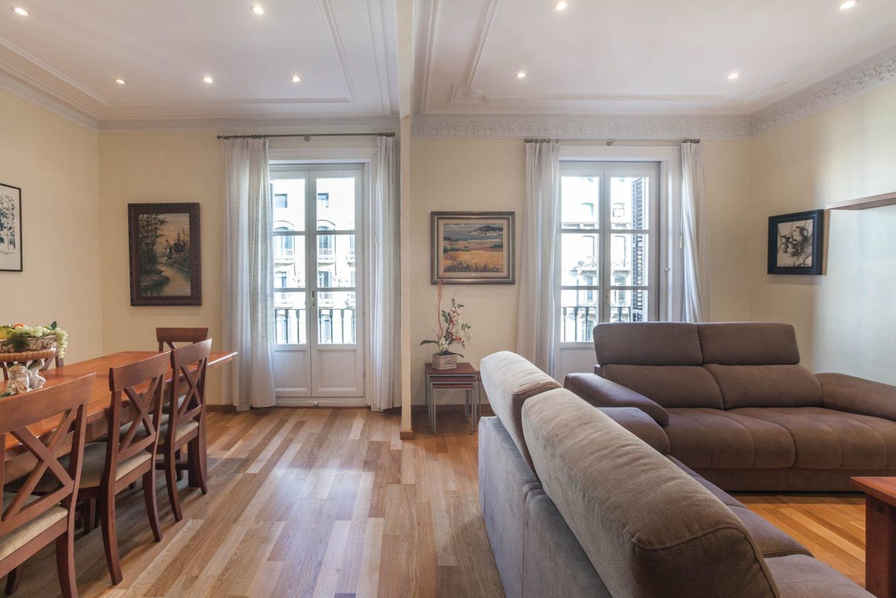 Spacious and bright apartment at Rambla Catalunya