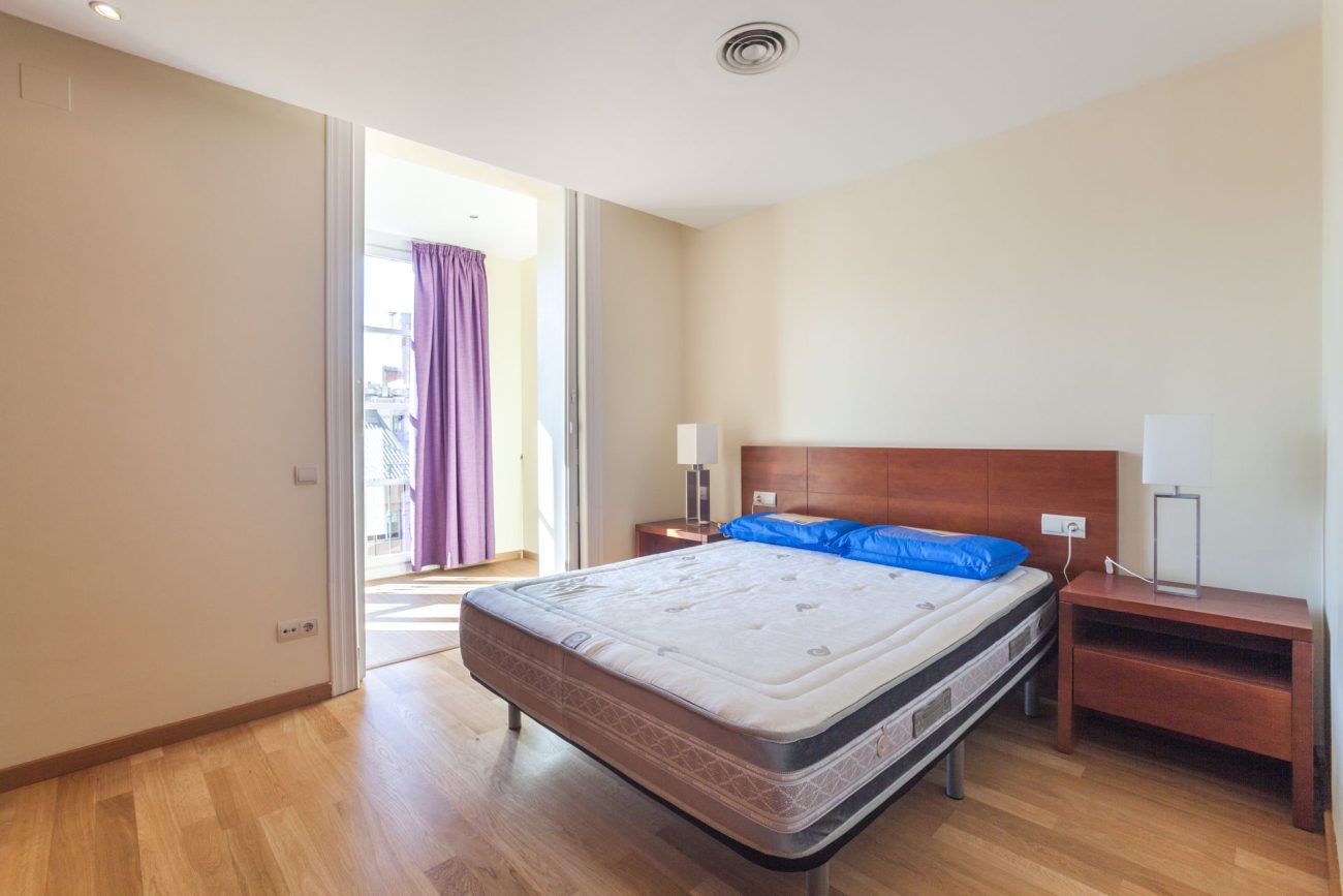 Spacious and bright apartment at Rambla Catalunya