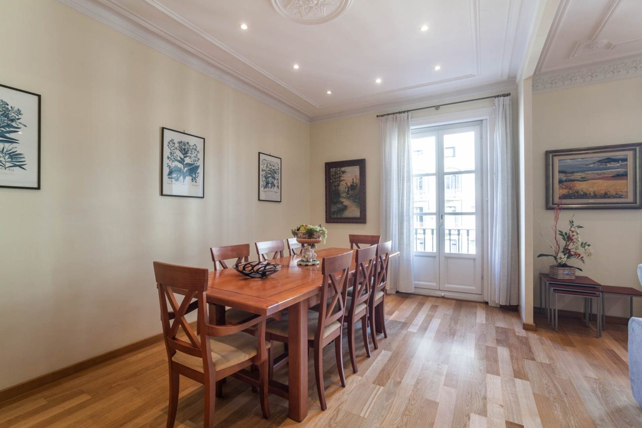 Spacious and bright apartment at Rambla Catalunya