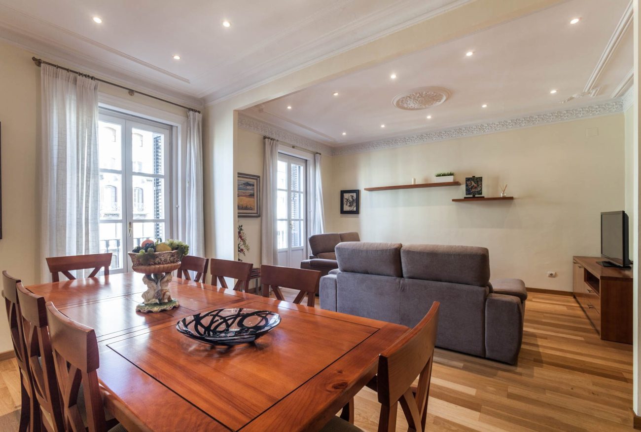 Spacious and bright apartment at Rambla Catalunya