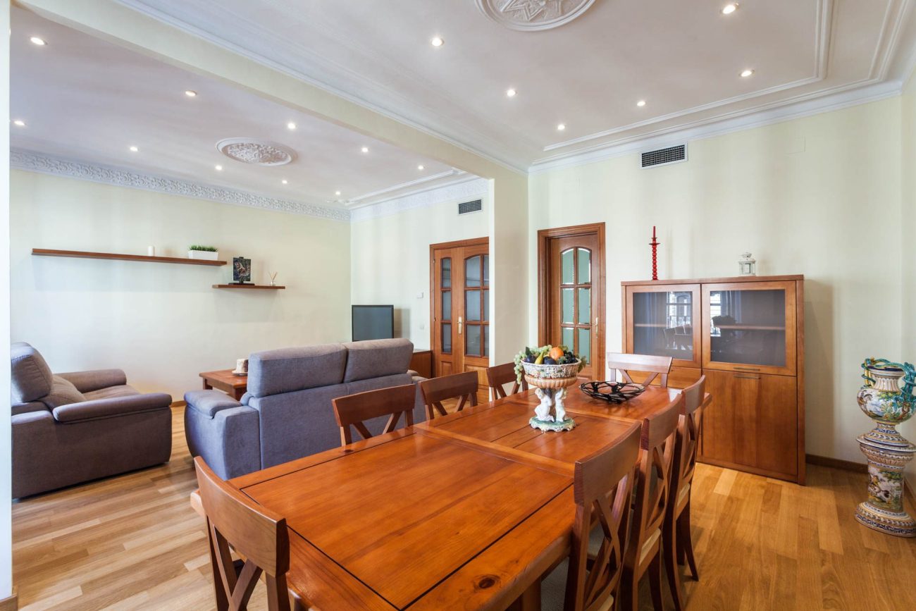 Spacious and bright apartment at Rambla Catalunya