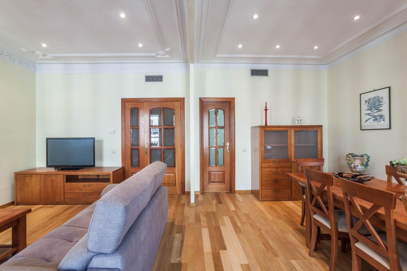 Spacious and bright apartment at Rambla Catalunya