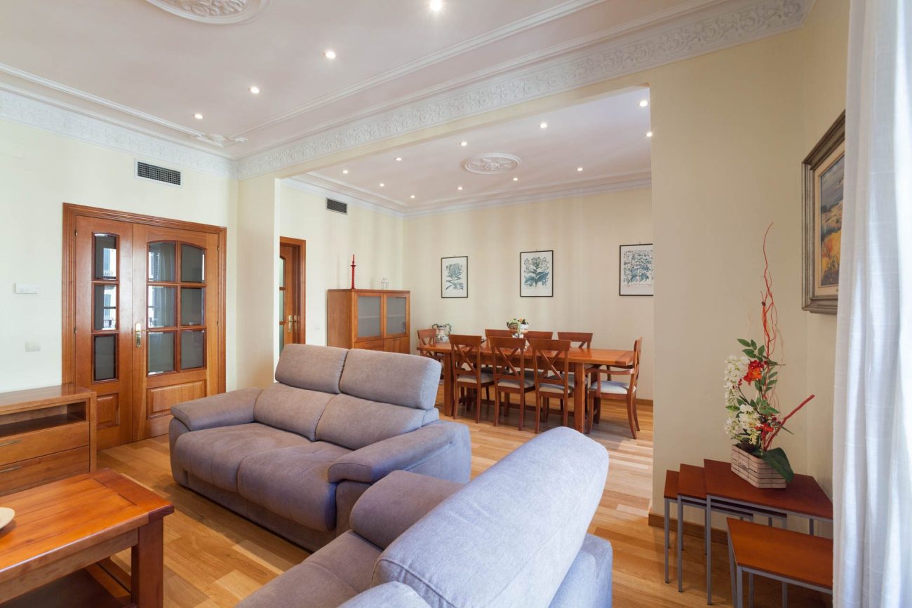 Spacious and bright apartment at Rambla Catalunya