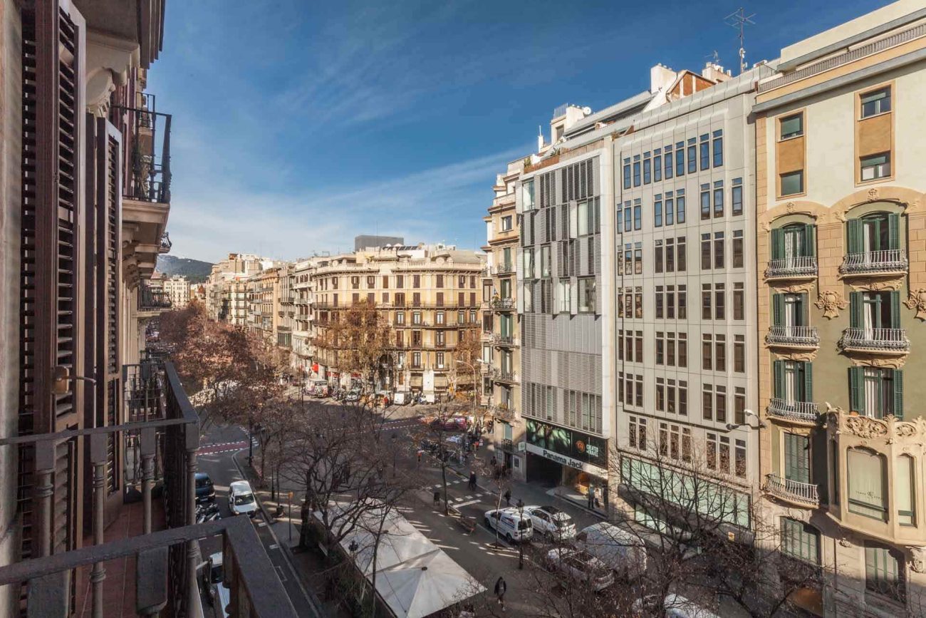 Spacious and bright apartment at Rambla Catalunya