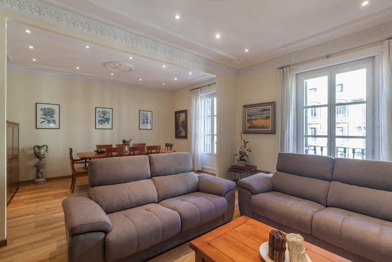 Spacious and bright apartment at Rambla Catalunya