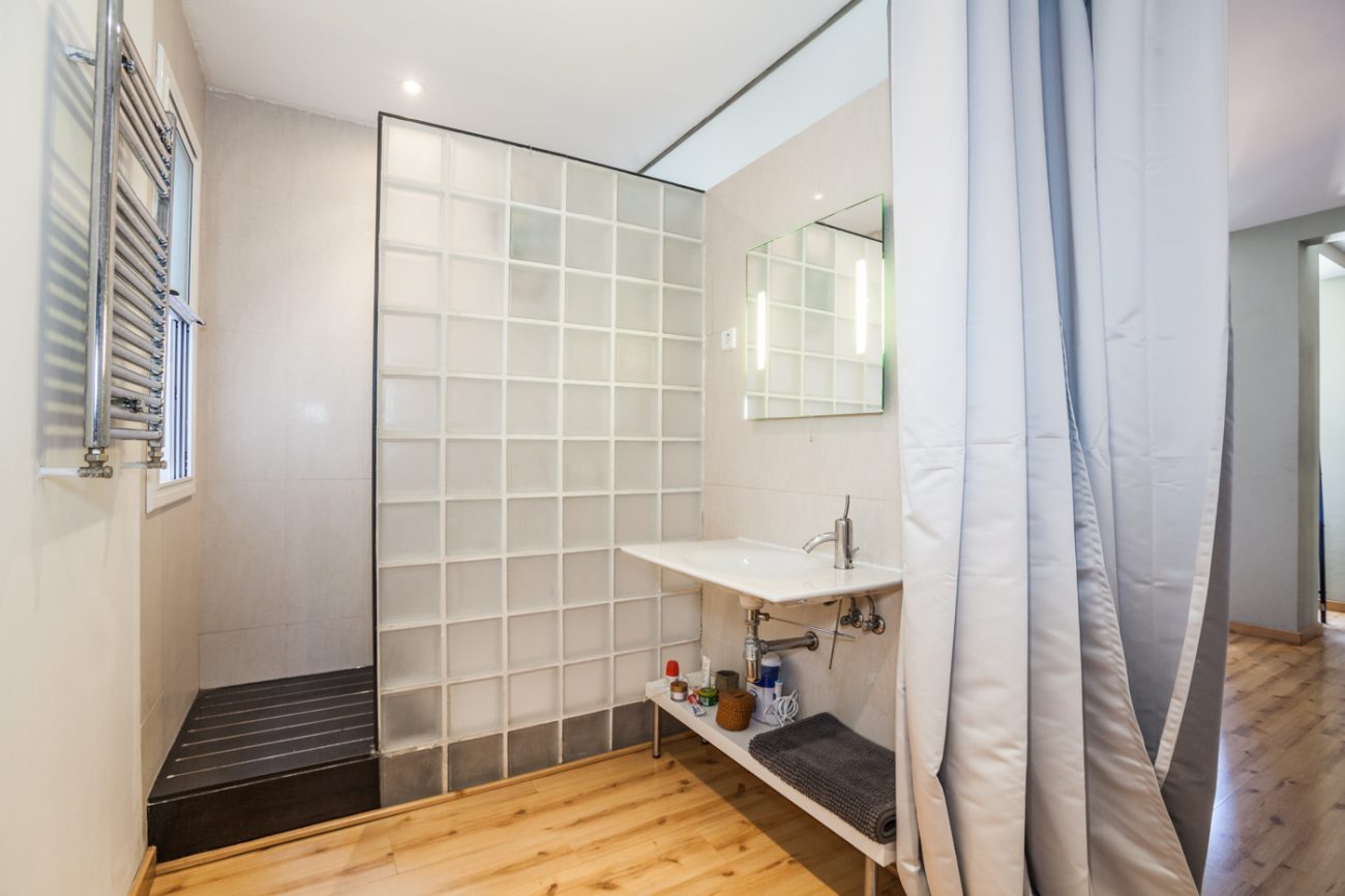 Attic flat with terrace in the coolest district of Barcelona