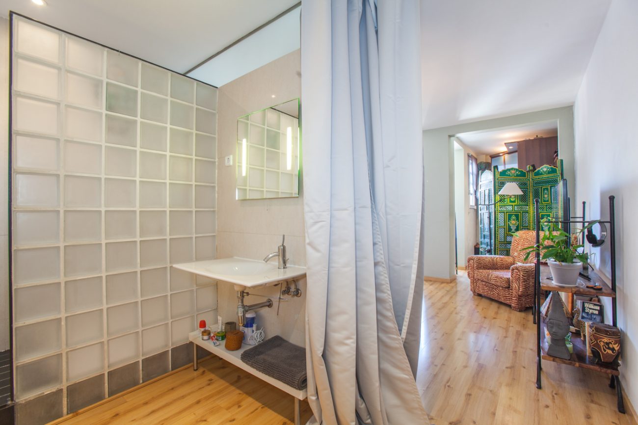 Attic flat with terrace in the coolest district of Barcelona