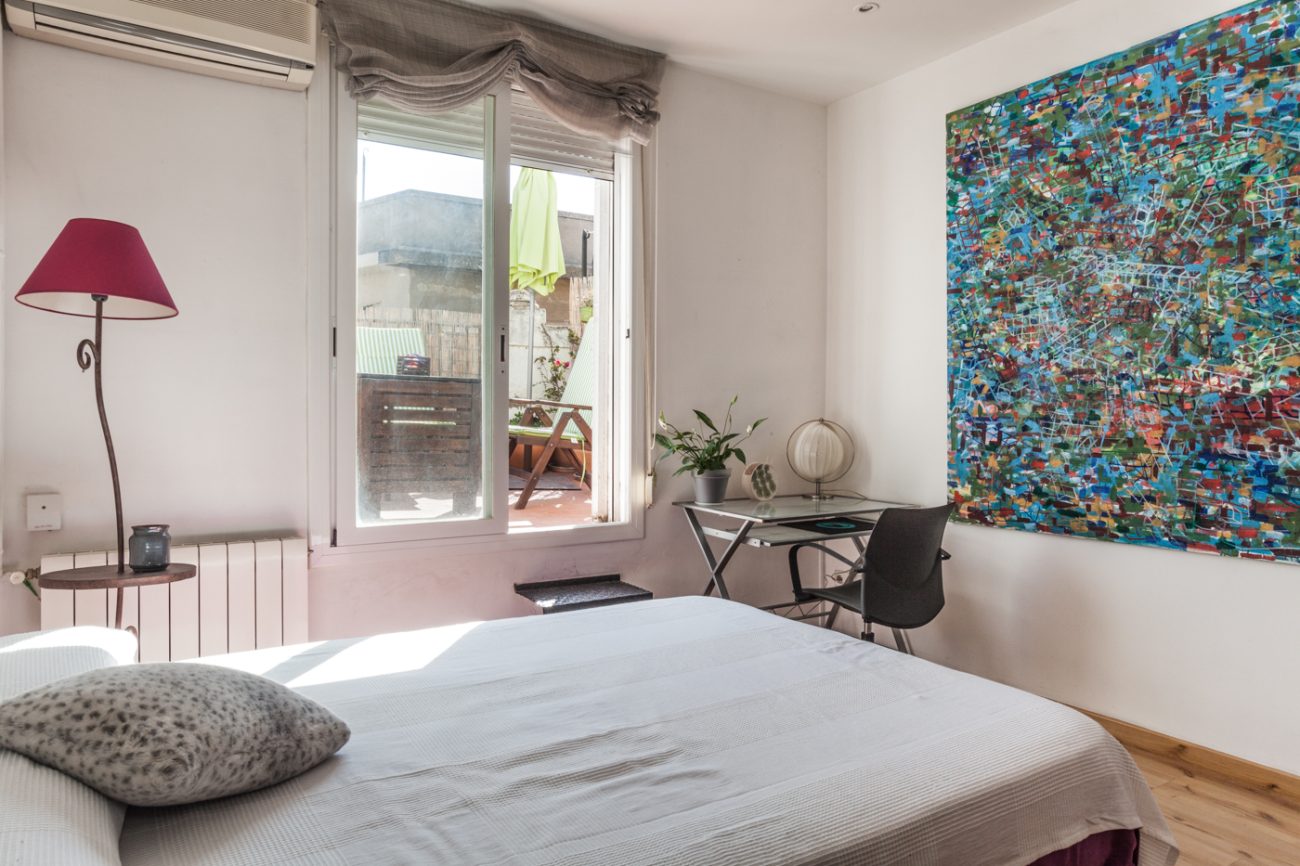 Attic flat with terrace in the coolest district of Barcelona