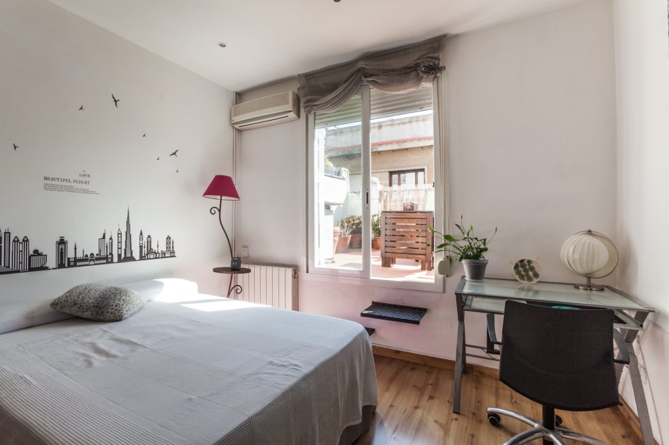 Attic flat with terrace in the coolest district of Barcelona