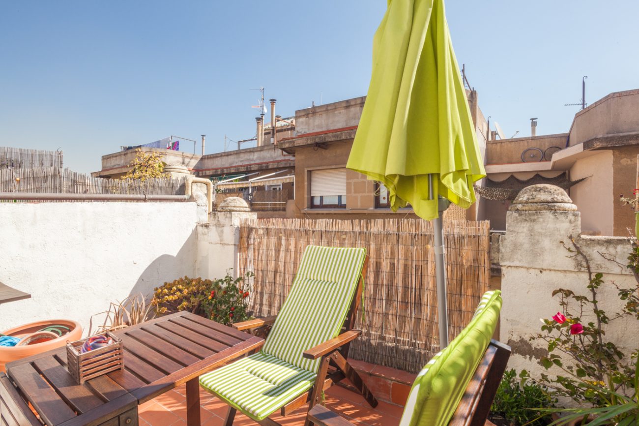 Attic flat with terrace in the coolest district of Barcelona