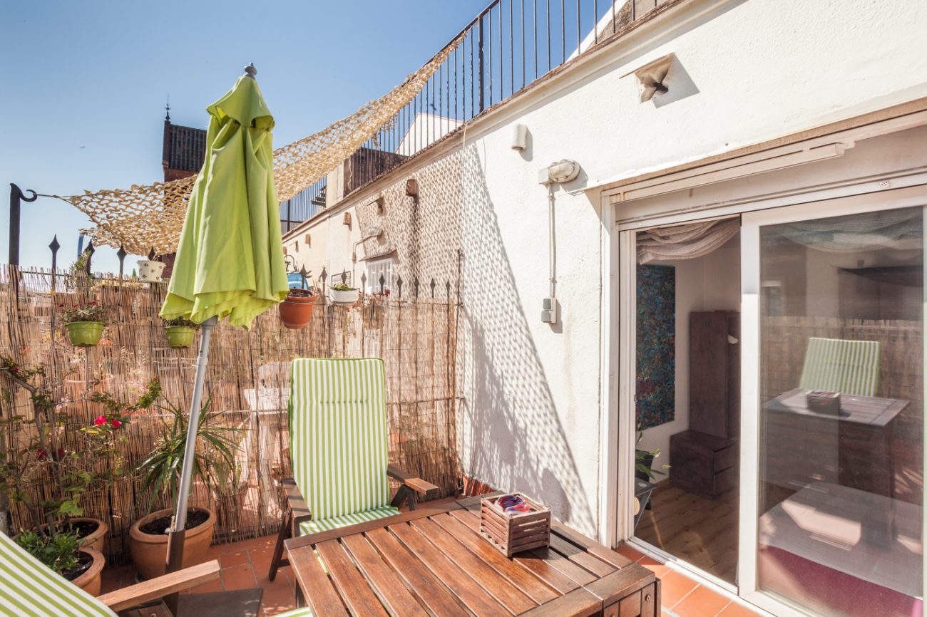 Attic flat with terrace in the coolest district of Barcelona