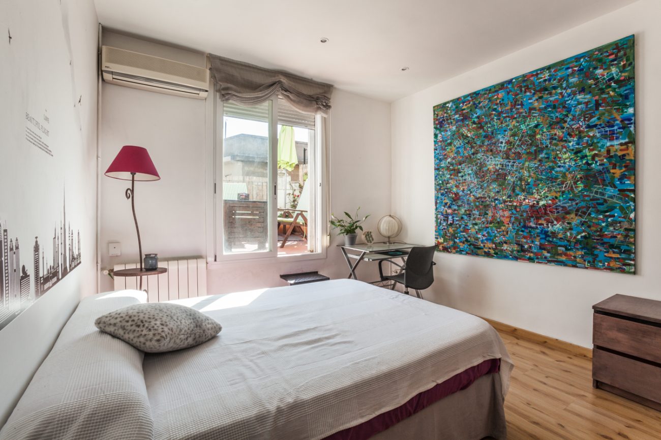 Attic flat with terrace in the coolest district of Barcelona