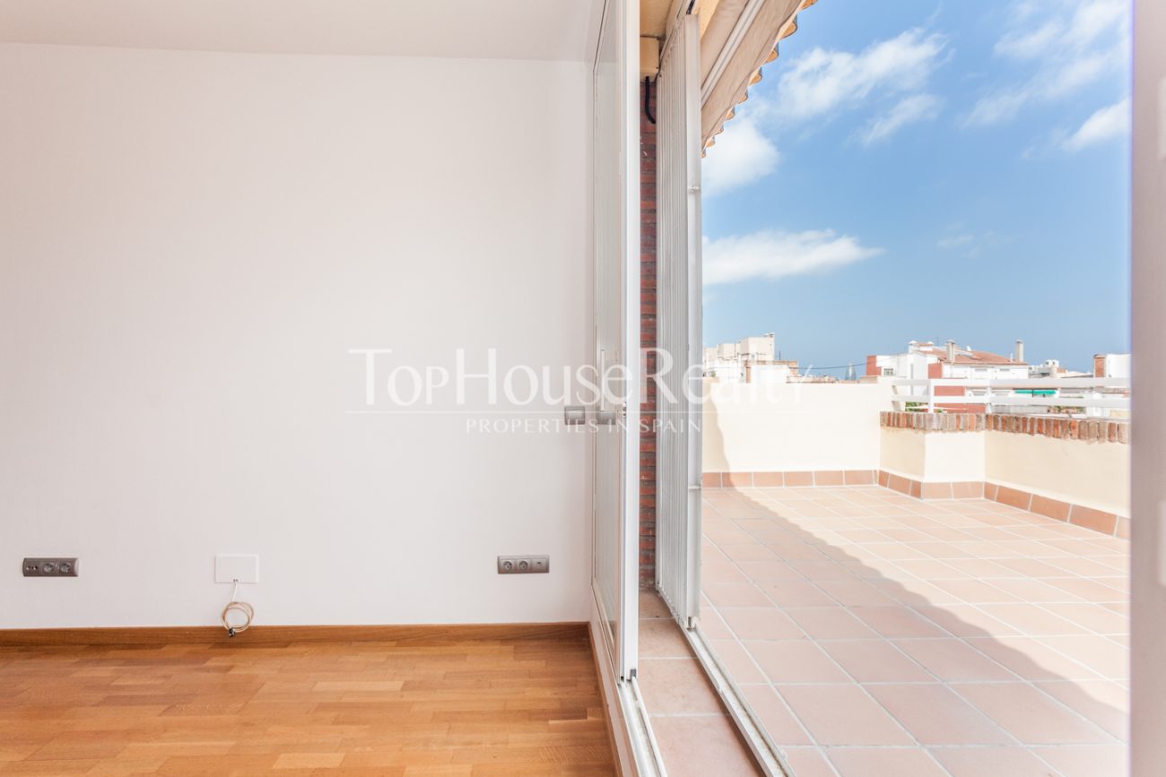 Spectacular and unique attic flat in Eixample Dret
