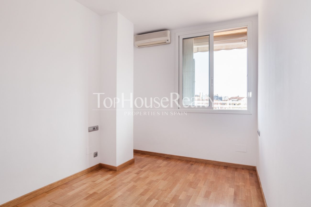 Spectacular and unique attic flat in Eixample Dret