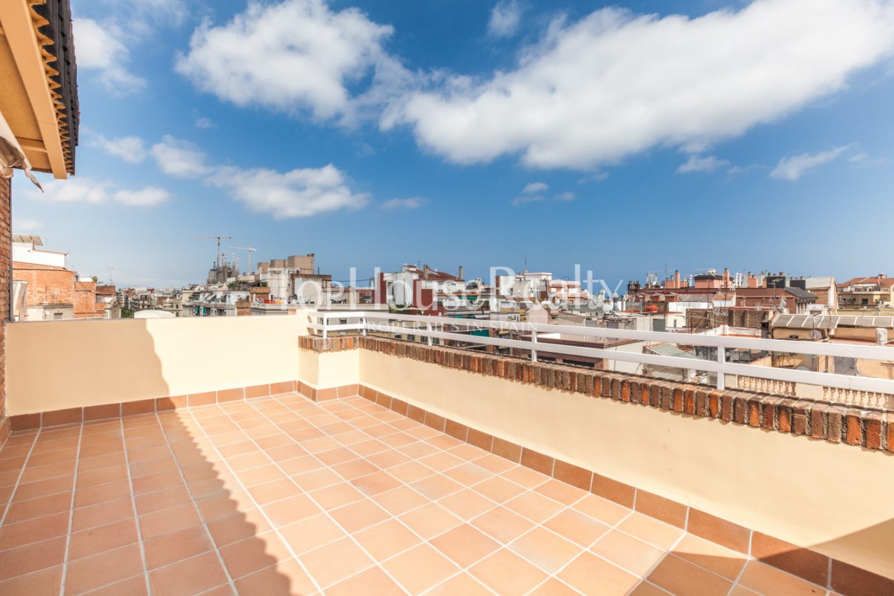 Spectacular and unique attic flat in Eixample Dret
