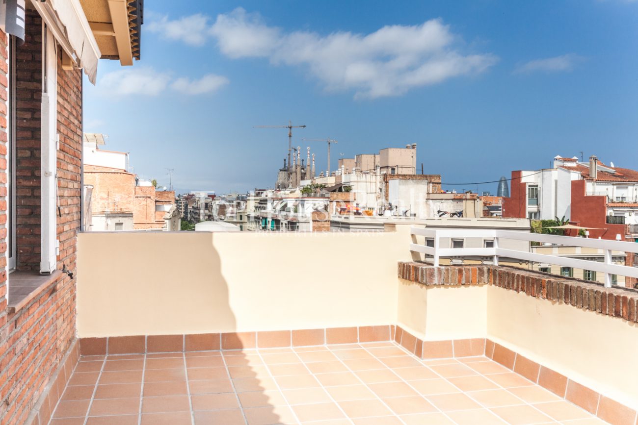 Spectacular and unique attic flat in Eixample Dret
