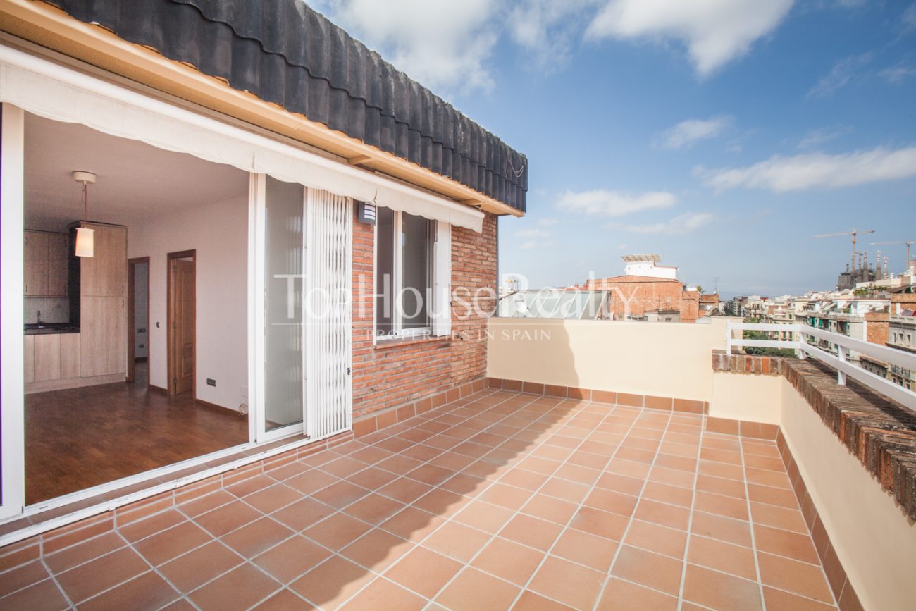 Spectacular and unique attic flat in Eixample Dret