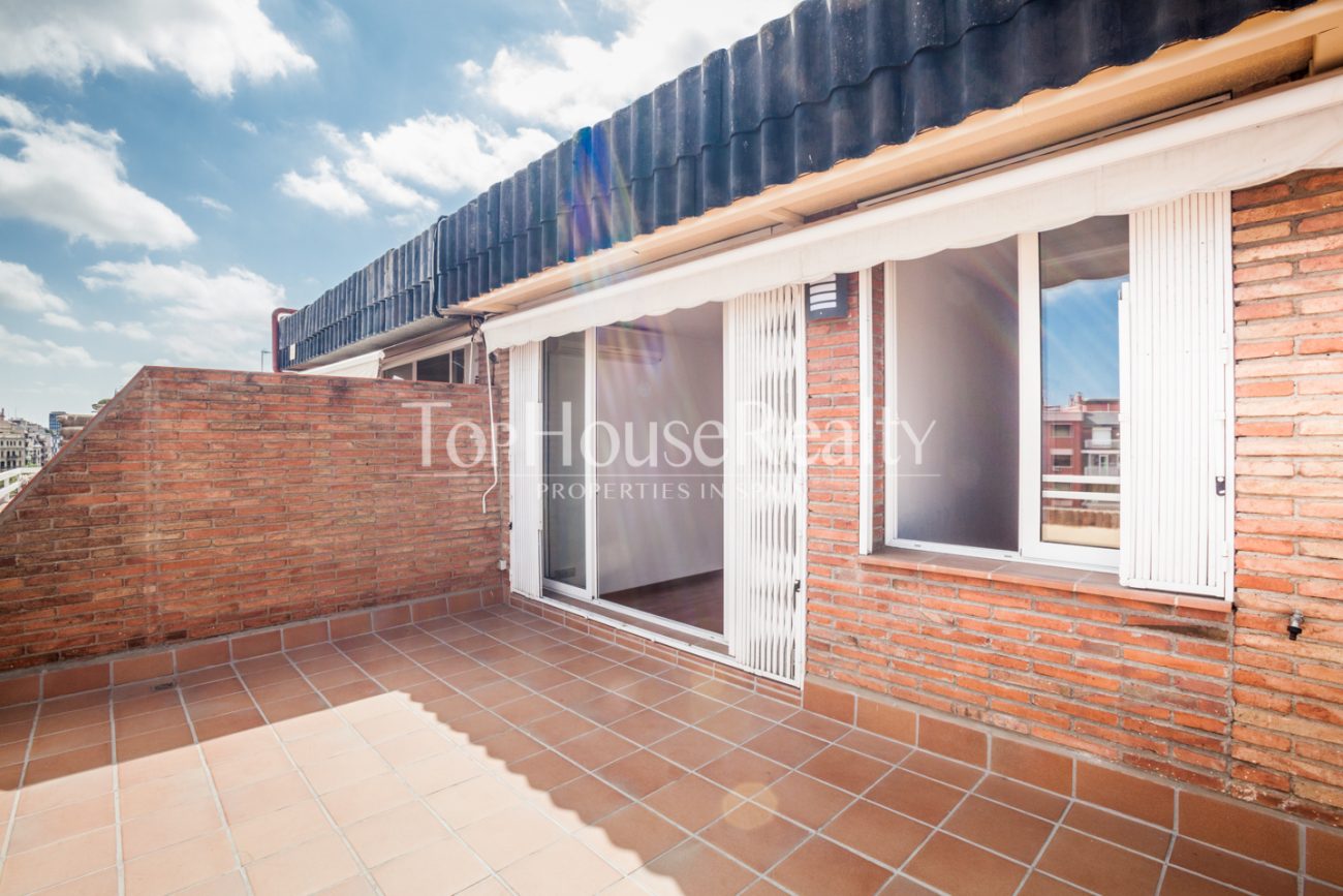 Spectacular and unique attic flat in Eixample Dret