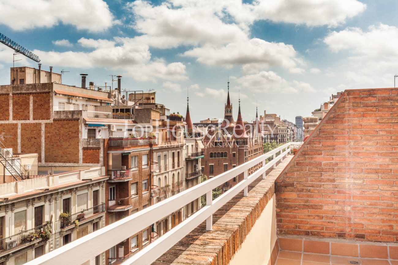 Spectacular and unique attic flat in Eixample Dret