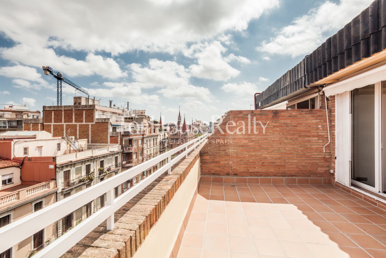 Spectacular and unique attic flat in Eixample Dret