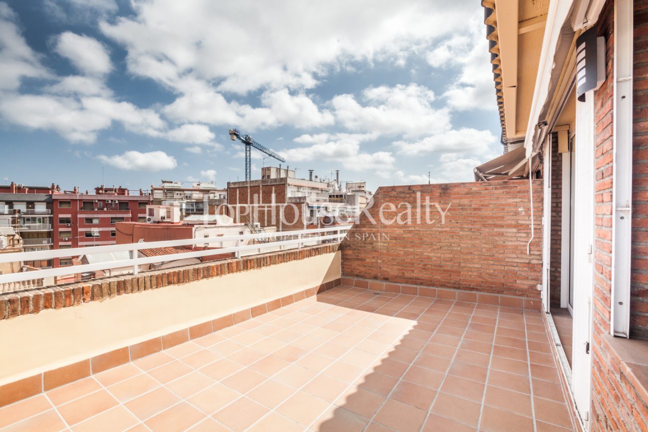 Spectacular and unique attic flat in Eixample Dret